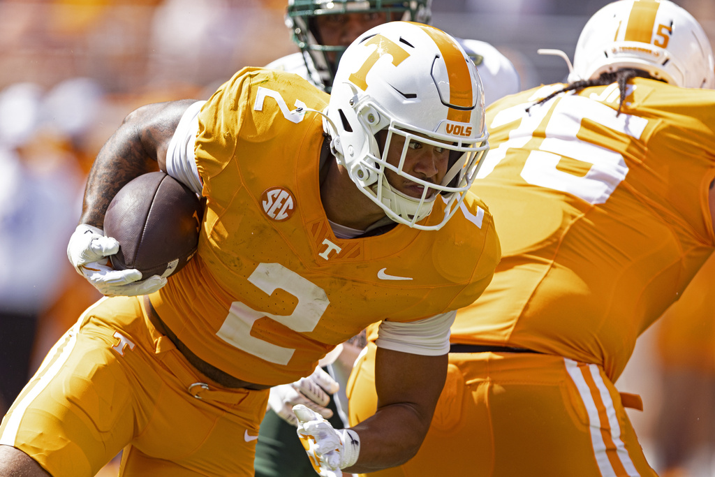 Tennessee running back Peyton Lewis (2) runs for yardage during the first half of an NCAA college football game against UAB, Saturday, Sept. 20, 2025, in Knoxville, Tenn. (AP Photo/Wade Payne)