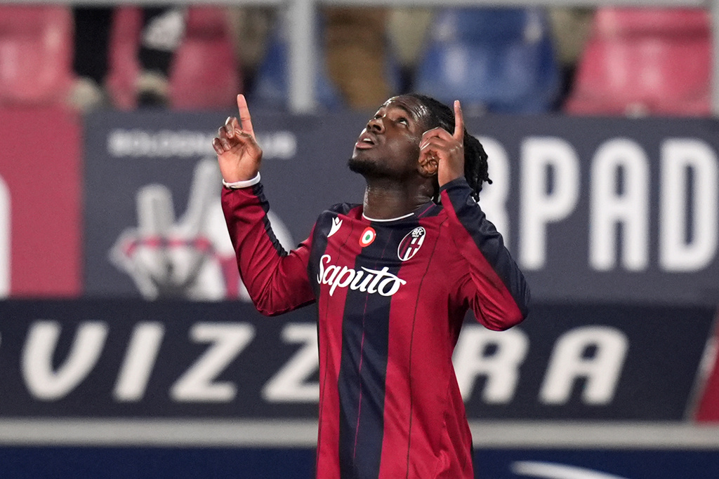 Bologna's Jonathan Rowe celebrates after scoring during the Italian Cup soccer match between Bologna and Parma in Bologna, Italy, Thursday, Dec. 4, 2025. (Massimo Paolone/LaPresse via AP)