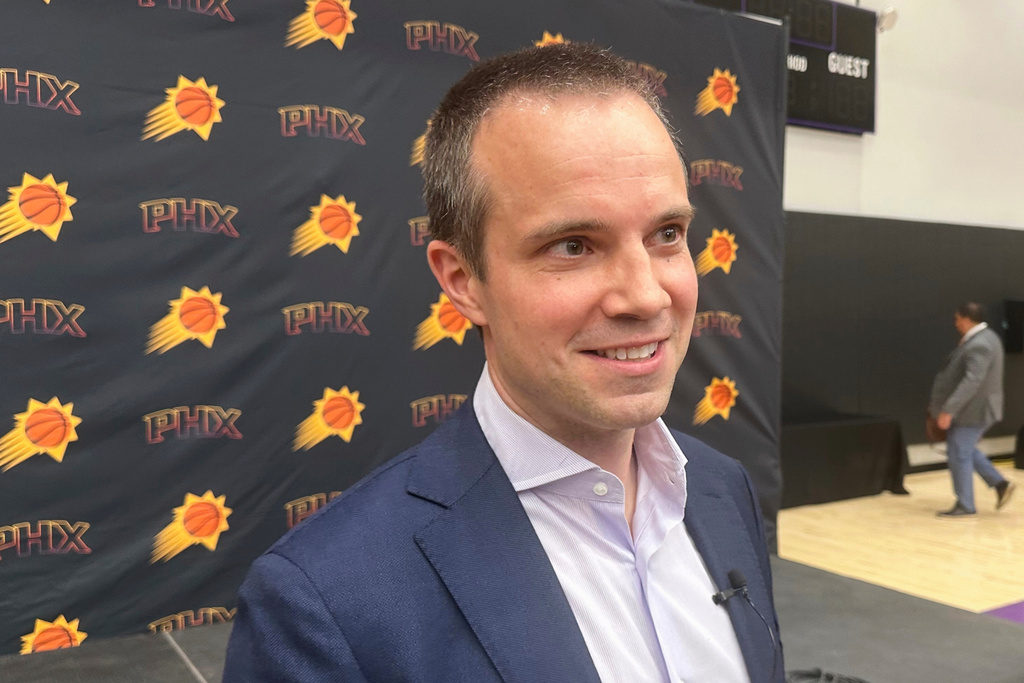 FILE - New Phoenix Suns head coach Jordan Ott talks with reporters during his introductory news conference June 10, 2025, at the team's practice facility in Phoenix. (AP Photo/David Brandt, File)