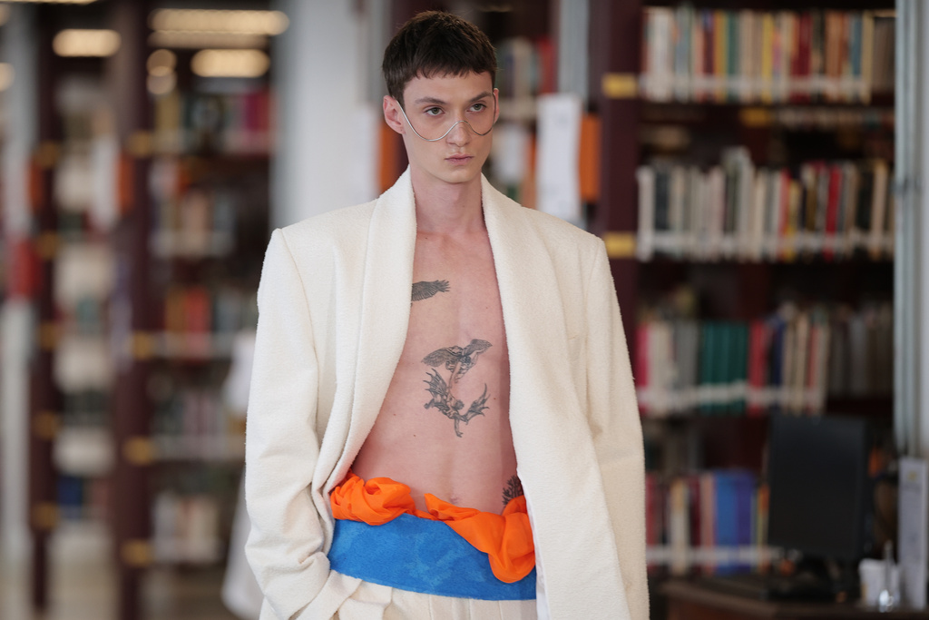 A model wears a creation from Joao Pimenta collection during a Sao Paulo Fashion Week event held at the Mario de Andrade Library, Oct. 13, 2025. (AP Photo/Ettore Chiereguini)