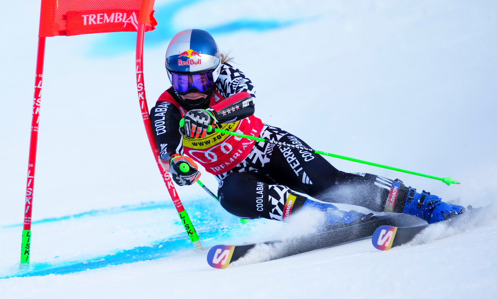 Alice Robinson, of New Zealand, speeds down the course as she races in the women's World Cup giant slalom in Mont Tremblant, Que., Sunday, Dec. 7, 2025. (Sean Kilpatrick /The Canadian Press via AP)