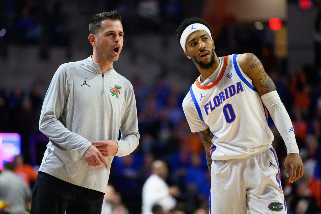 Florida head coach Todd Golden and guard Boogie Fland (0) during the first half of an NCAA college basketball game against LSU, Tuesday, Jan. 20, 2026, in Gainesville, Fla. (AP Photo/Noah Lantor)