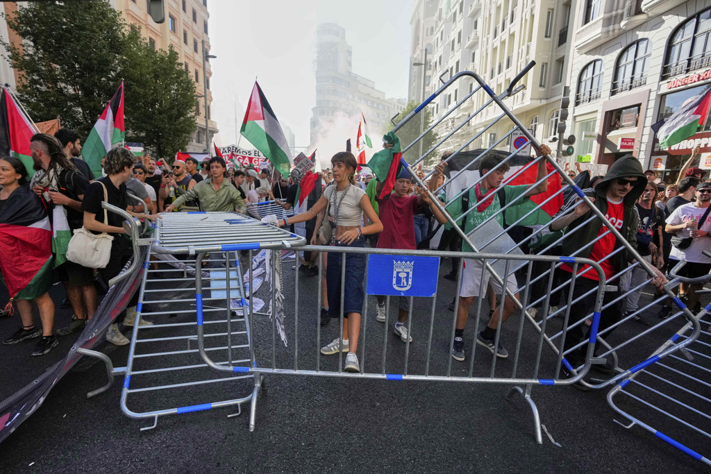 Protesters block the road in an attempt to disrupt the twenty-first stage of the Spanish cycling race La Vuelta, from Alalpardo to Madrid, Spain, Sunday, Sept. 14, 2025. (AP Photo/Manu Fernández)