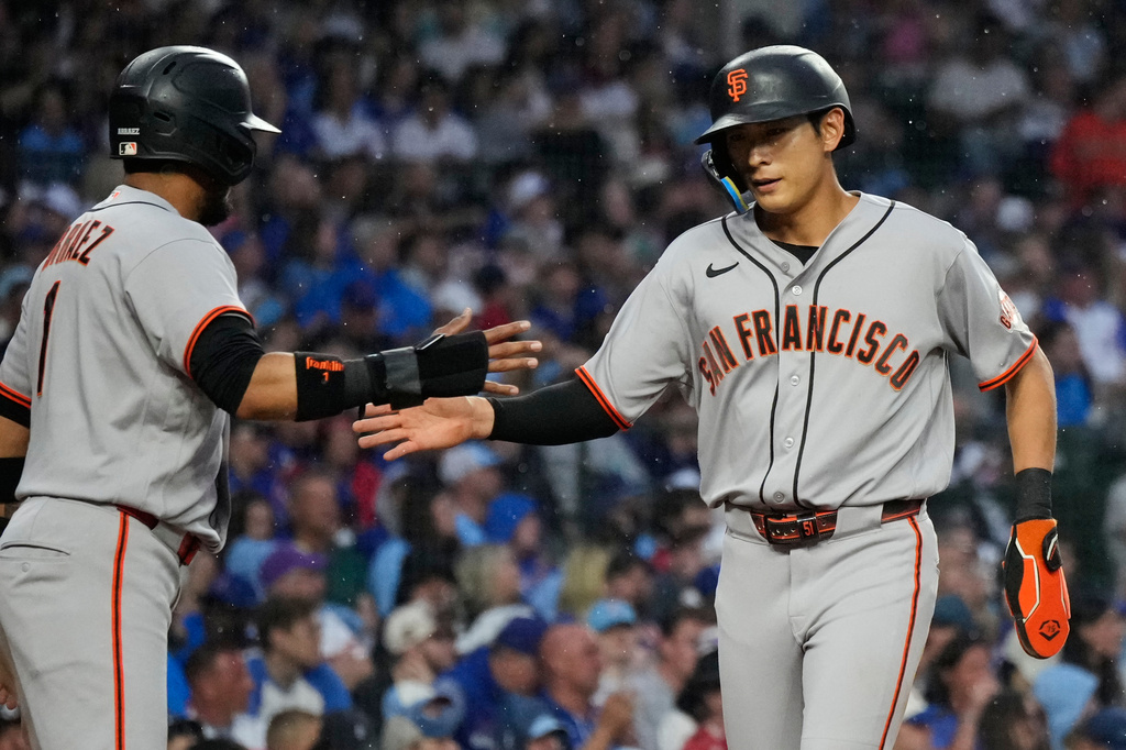 San Francisco Giants' Jung Hoo Lee, right, of South Korea, gets a high-five from Luis Arraez during the first inning of a baseball game against the Chicago Cubs in Chicago, Sunday, June 7, 2026. (AP Photo/Nam Y. Huh)