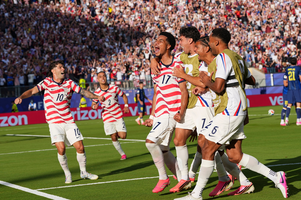 United States' Malik Tillman (17) celebrates with teammates after scoring on a free kick during the World Cup round of 32 soccer match between the United States and Bosnia in Santa Clara, Calif., near San Francisco, Wednesday, July 1, 2026. (AP Photo/Martin Meissner)