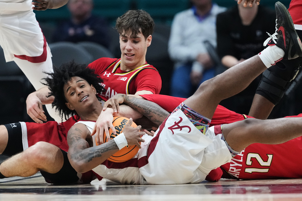 Alabama guard Aden Holloway, front, scramble for a loose ball with Maryland guard Isaiah Watts (12) and Maryland guard Guillermo del Pino, back, during the second half of an NCAA college basketball game in the Players Era tournament in Las Vegas, Wednesday, Nov. 26, 2025. (AP Photo/Eric Gay)