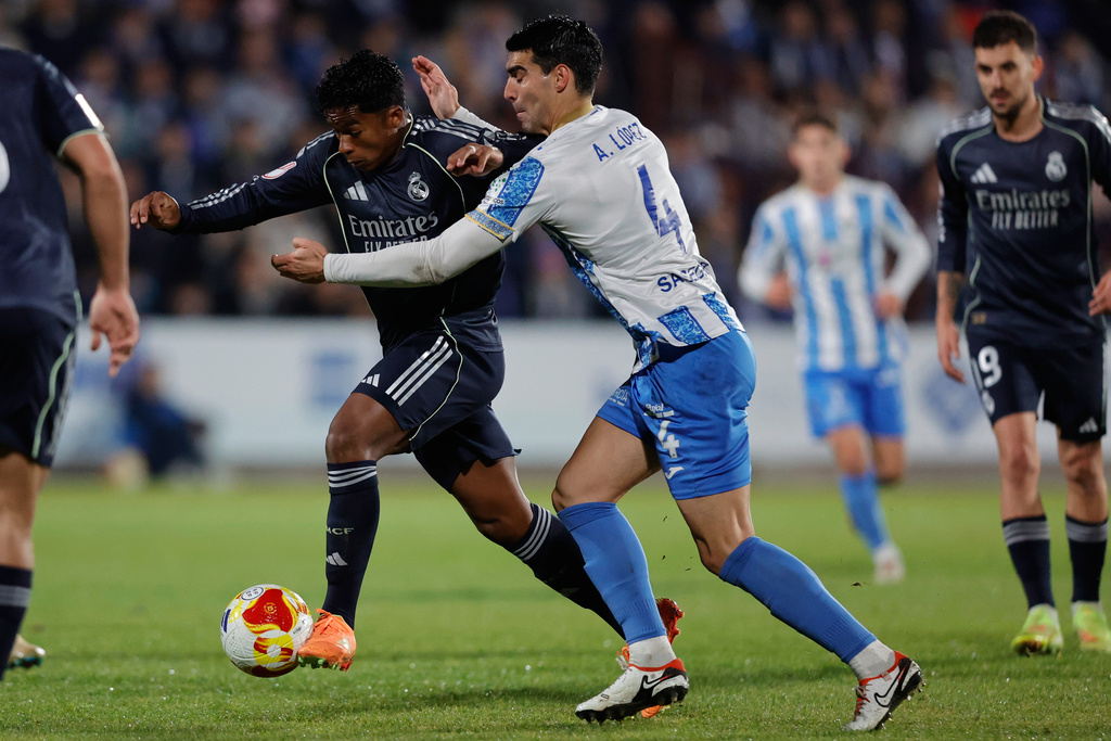 Real Madrid's Endrick, left, vies for the ball with Talavera's Alvaro Lopez during the Copa del Rey soccer match between Talavera and Real Madrid, in Talavera de la Reina, Spain, Wednesday, Dec. 17, 2025. (AP Photo/M. Berengui)