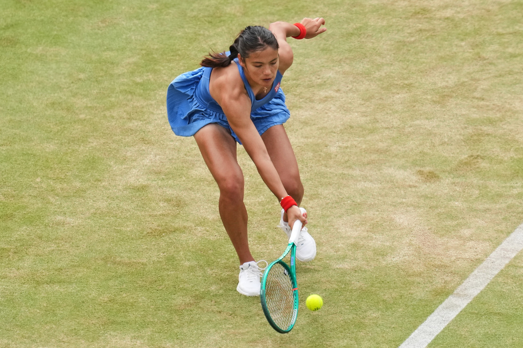 Emma Raducanu of Britain plays a return to Donna Vekic of Croatia during the women's final of the Queen's Club tennis championships in London, Sunday, June 14, 2026. (AP Photo/Maja Smiejkowska)