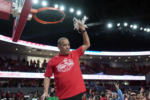 Houston coach Kelvin Sampson edges UConn's Dan Hurley for AP coach of the year - Vimarsana News