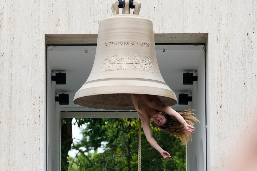 EDS NOTE: NUDITY - A performer rings a bell with her body at the Austrian pavilion called 'Seaworld Venice' by artist Florentina Holzinger at the Venice 2026 Biennale Art, in Venice, Italy, Wednesday, May 6, 2026. (AP Photo/Luca Bruno) CORRECTION: name of artist corrected, Florentina Holzinger instead of Ei Arakawa-Nash