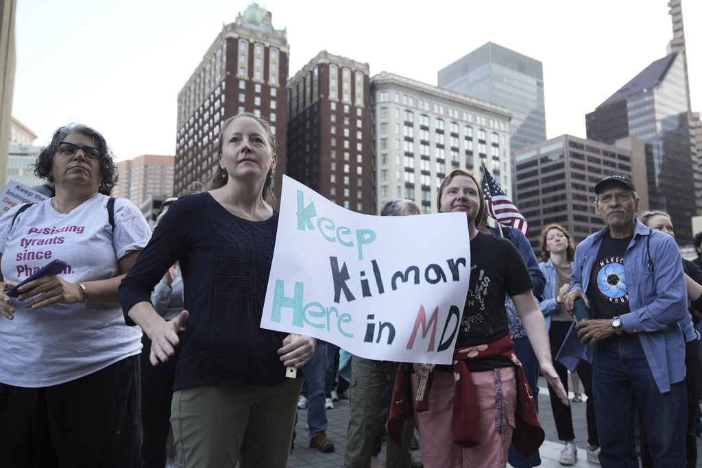 People attend a protest rally at the Immigration and Customs Enforcement field office in Baltimore, Monday, Aug. 25, 2025, to support Kilmar Abrego Garciab. (AP Photo/Stephanie Scarbrough)
