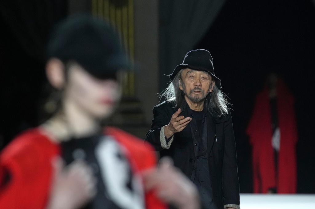 Designer Yohji Yamamoto works with models prior to the Yamamoto Spring/Summer 2026 collection presented in Paris, Friday, Oct. 3, 2025. (AP Photo/Christophe Ena)
