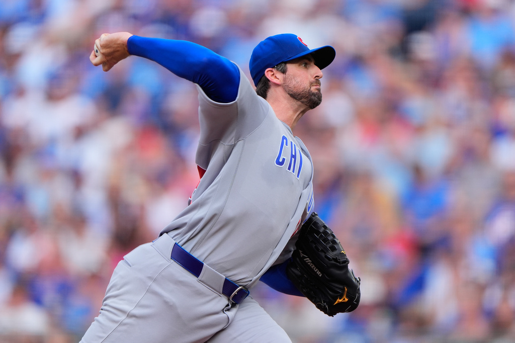 Chicago Cubs starting pitcher Clay Holmes throws during the first inning of a baseball game against the Kansas City Royals, Saturday, Aug. 8, 2026, in Kansas City, Mo. (AP Photo/Charlie Riedel)