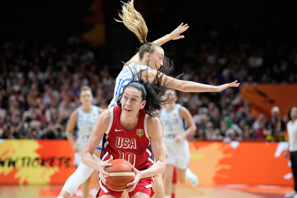 Breanna Stewart, of the United States, goes for a shot in front of Italy's Mariella Santucci during the Women's Basketball World Cup match between the United States and Italy in Berlin, Sunday, Sept. 6, 2026. (AP Photo/Ebrahim Noroozi)