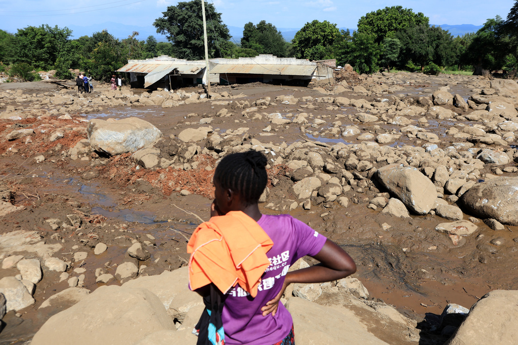 People inspect the scene of a landslide that killed scores in the hilly area of Chesongoch in Elgeyo Marakwet county, western Kenya, Sunday, Nov. 2, 2025. (AP Photo/Andrew Kasuku)