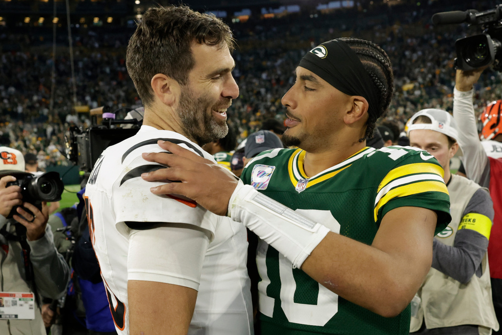 Cincinnati Bengals' Joe Flacco speaks with Green Bay Packers' Jordan Love after an NFL football game, Sunday, Oct. 12, 2025, in Green Bay, Wis. (AP Photo/Matt Ludtke)