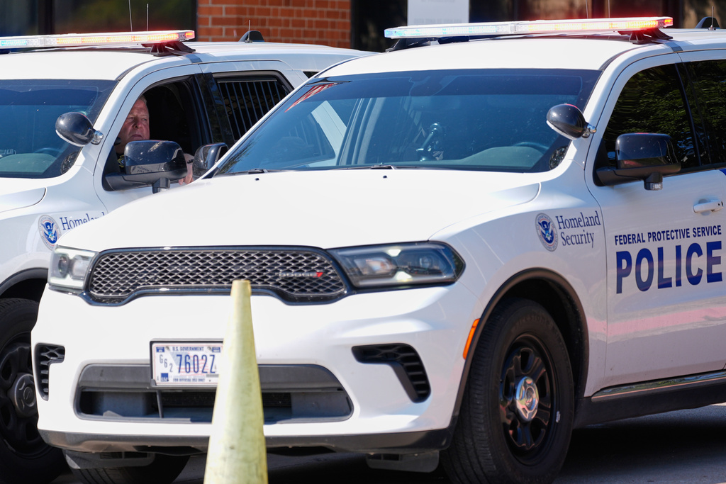 Homeland security personnel sit in their vehicles in front of the U.S. Immigration and Customs Enforcement office Thursday, Sept. 25, 2025, in Dallas. (AP Photo/Tony Gutierrez)