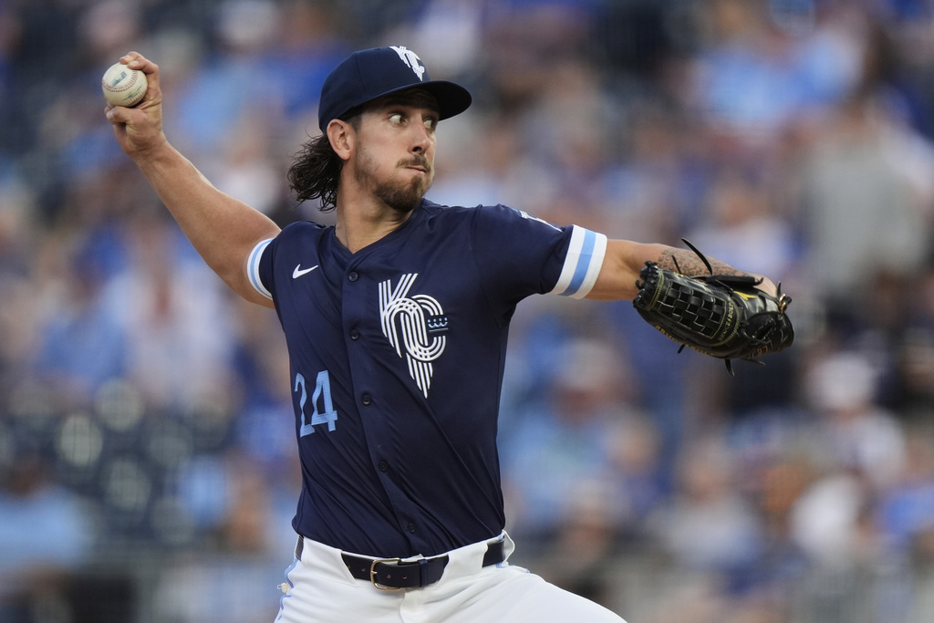 Kansas City Royals starting pitcher Michael Lorenzen throws during the first inning of a baseball game against the Toronto Blue Jays, Friday, Sept. 19, 2025, in Kansas City, Mo. (AP Photo/Charlie Riedel)