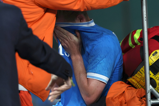 Napoli's Kevin De Bruyne reacts after leaving the pitch injured during the Italian Serie A soccer match between Napoli and Inter Milan, in Naples, Italy, Saturday, Oct. 25, 2025. (Alessandro Garofalo/LaPresse via AP) Napoli's Kevin De Bruyne reacts after leaving the pitch injured during the Italian Serie A soccer match between Napoli and Inter Milan, in Naples, Italy, Saturday, Oct. 25, 2025. (Alessandro Garofalo/LaPresse via AP)