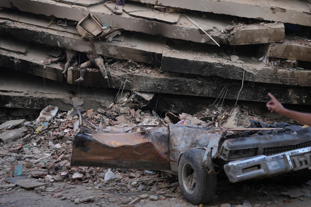 EDS NOTE: GRAPHIC CONTENT - Bodies remain trapped under the rubble of a collapsed building three days after an earthquake struck La Guaira, Venezuela, Saturday, June 27, 2026. (AP Photo/Matias Delacroix)