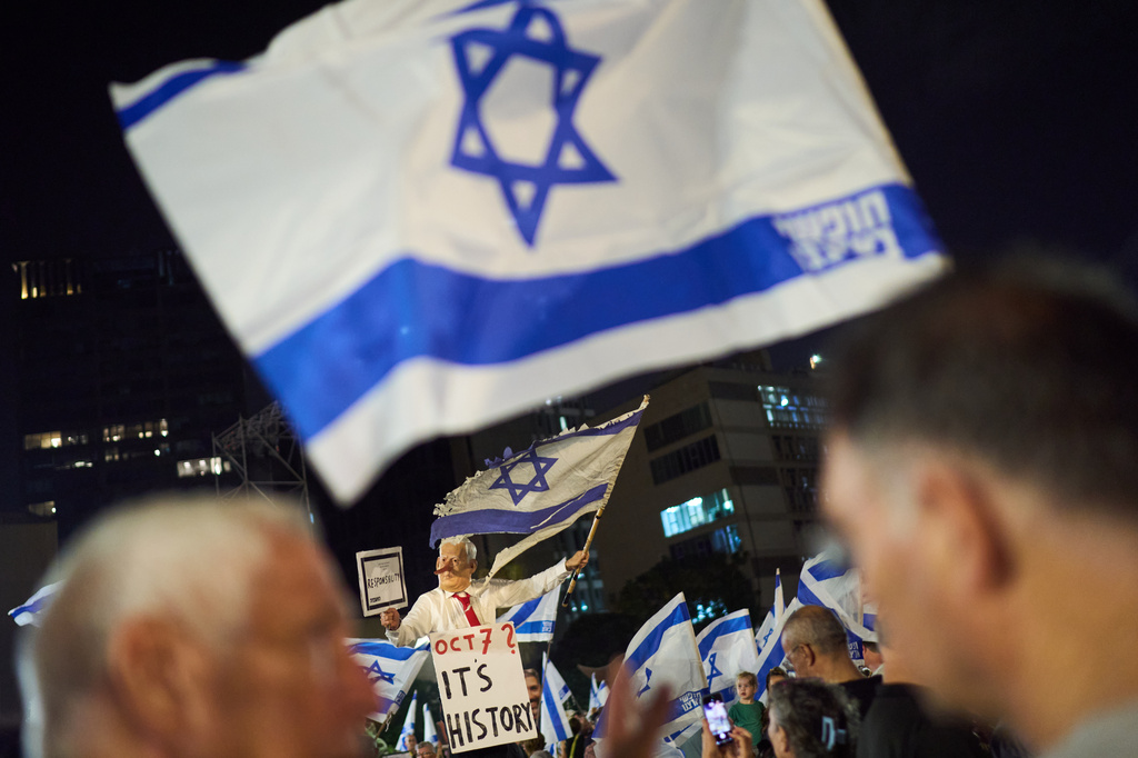 A demonstrator wearing a mask depicting Israeli Prime Minister Benjamin Netanyahu attends an anti-government protest ahead of Israel's general election, Saturday, Oct. 24, 2026, in Tel Aviv, Israel. (AP Photo/David Goldman)