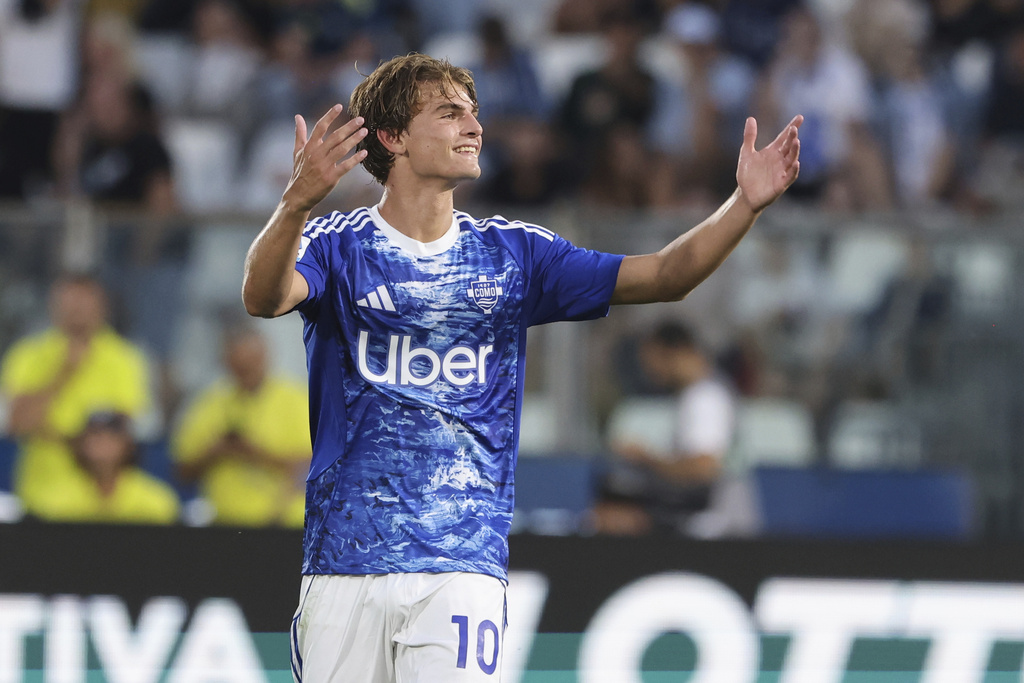 Como's Nico Paz celebrates after scoring his side's second goal during a Serie A soccer match between Como and Lazio at the G Sinigaglia Stadium in Como, northern Italy, Sunday, Aug. 24 2025. (Antonio Saia/LaPresse via AP)