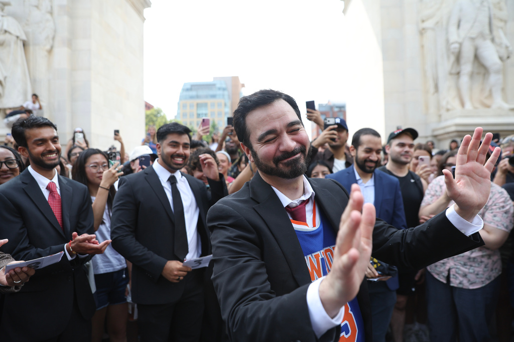 Amadeo Fusca, winner of the Zohran Mamdani look-alike contest, reacts with the crowd, Sunday, Aug. 30, 2026, in New York. (AP Photo/Heather Khalifa)