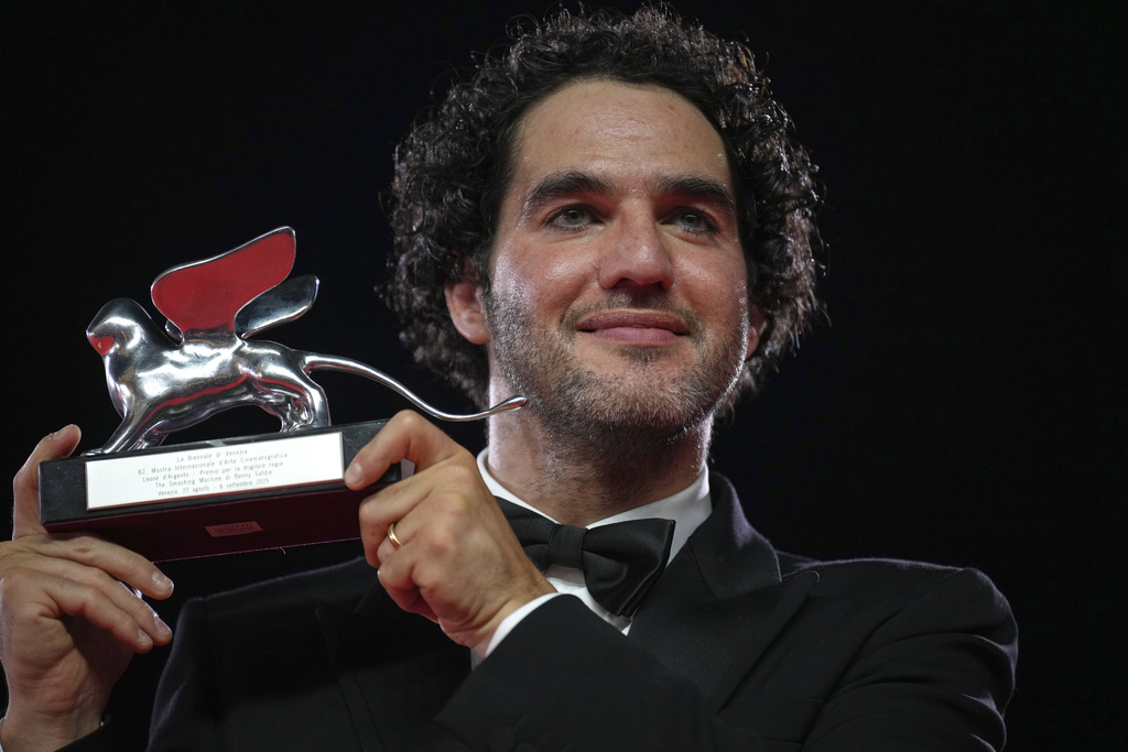Benny Safdie, winner of the Silver Lion for best director for 'The Smashing Machine', poses for photographers at the awards photo call during the 82nd edition of the Venice Film Festival in Venice, Italy, on Saturday, Sept. 6, 2025. (Photo by Alessandra Tarantino/Invision/AP)