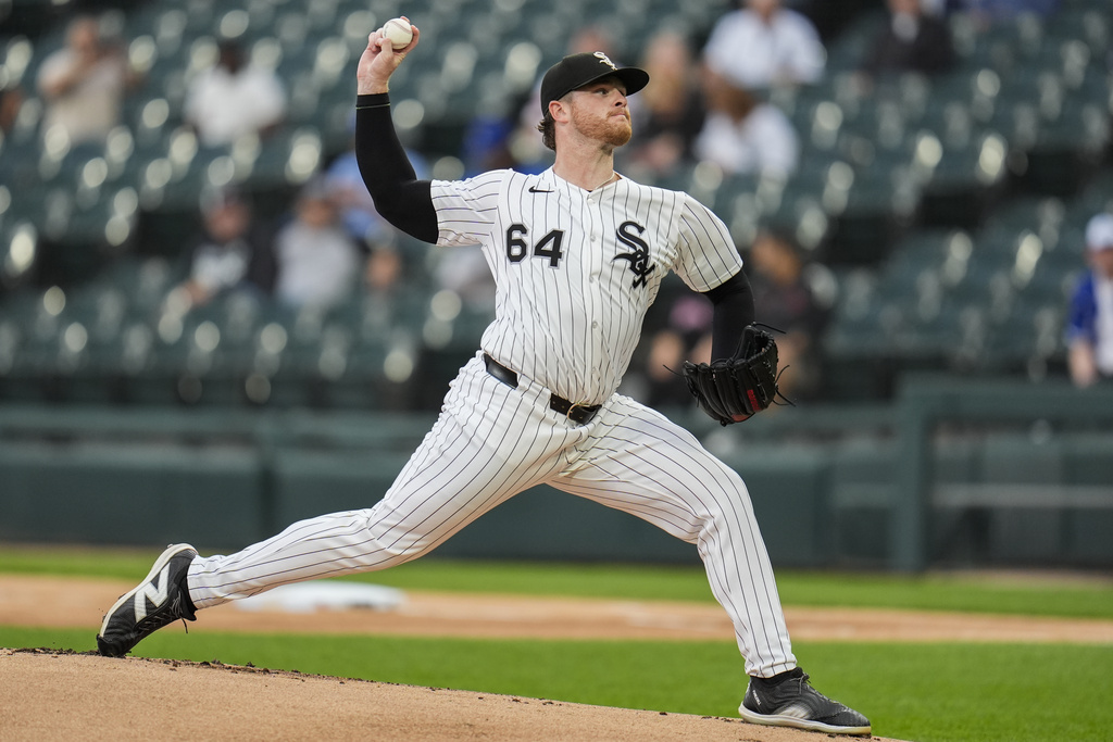 Chicago White Sox starting pitcher Shane Smith throws against the Kansas City Royals during the first inning of a baseball game Monday, Aug. 25, 2025, in Chicago. (AP Photo/Erin Hooley)