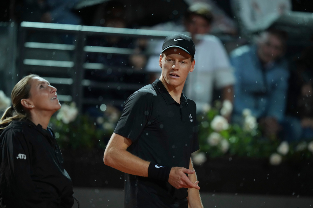 Italy's Jannik Sinner ask to the referee to stop the match because of the rain during the semifinal match against Daniil Medvedev of Russia at the Italian Open tennis tournament in Rome, Friday, May 15, 2026. (AP Photo/Andrew Medichini))