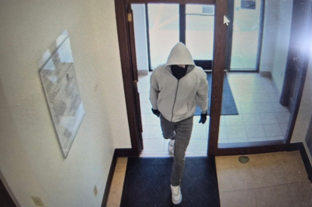 This image released by Kentucky State Police shows a suspect in a fatal bank robbery at a U.S. Bank in Berea, Ky., Thursday, April 30, 2026. (Kentucky State Police via AP)