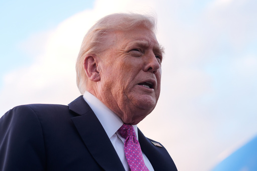 El presidente Donald Trump habla con periodistas tras su llegada en el Air Force One al Aeropuerto Internacional de Palm Beach, el viernes 17 de octubre de 2025, en West Palm Beach, Florida. (AP Foto/Mark Schiefelbein). El presidente Donald Trump habla con periodistas tras su llegada en el Air Force One al Aeropuerto Internacional de Palm Beach, el viernes 17 de octubre de 2025, en West Palm Beach, Florida. (AP Foto/Mark Schiefelbein).