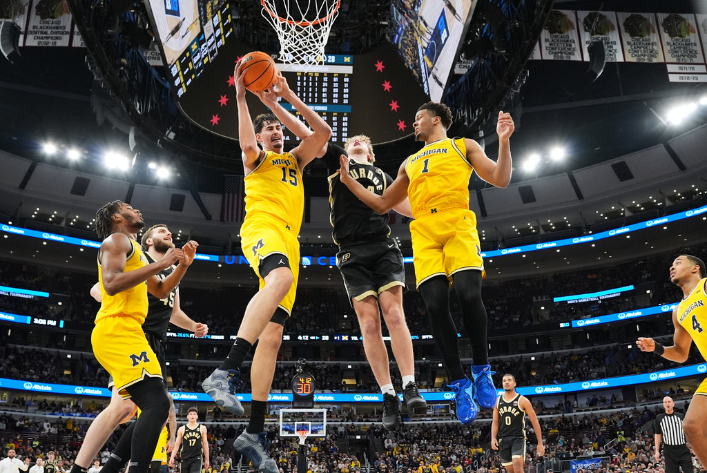Michigan center Aday Mara (15) battles for a rebound against Purdue guard Jack Benter, center right, during the first half of an NCAA college basketball game in the championship of the Big 10 Conference tournament, Sunday, March 15, 2026, in Chicago. (AP Photo/Nam Y. Huh)