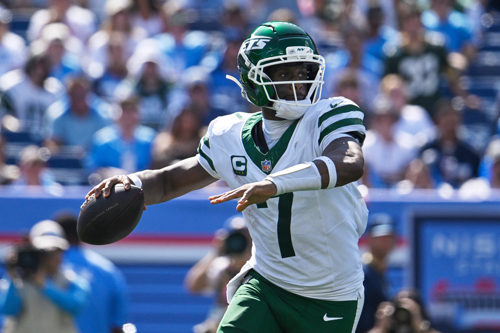 New York Jets quarterback Geno Smith (7) looks to pass during the second half of an NFL football game against the Tennessee Titans, Sunday, Sept. 13, 2026, in Nashville, Tenn. (AP Photo/John Amis)