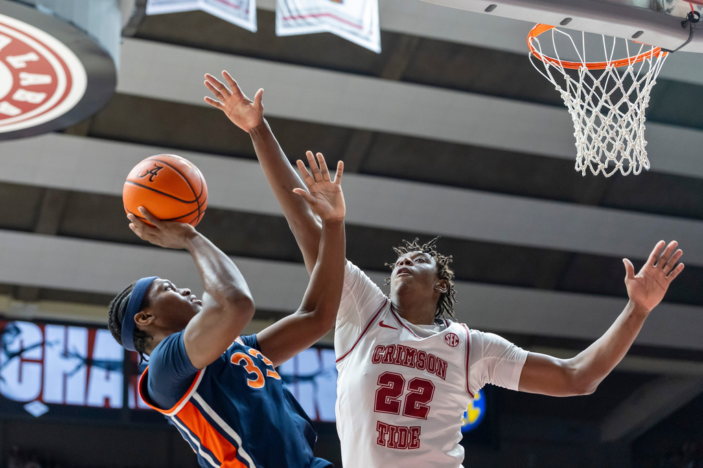 Alabama forward Aiden Sherrell (22) defends a shot by Auburn forward Sebastian Williams-Adams (33) during the first half of an NCAA college basketball game Saturday, March 7, 2026, in Tuscaloosa, Ala. (AP Photo/Vasha Hunt)