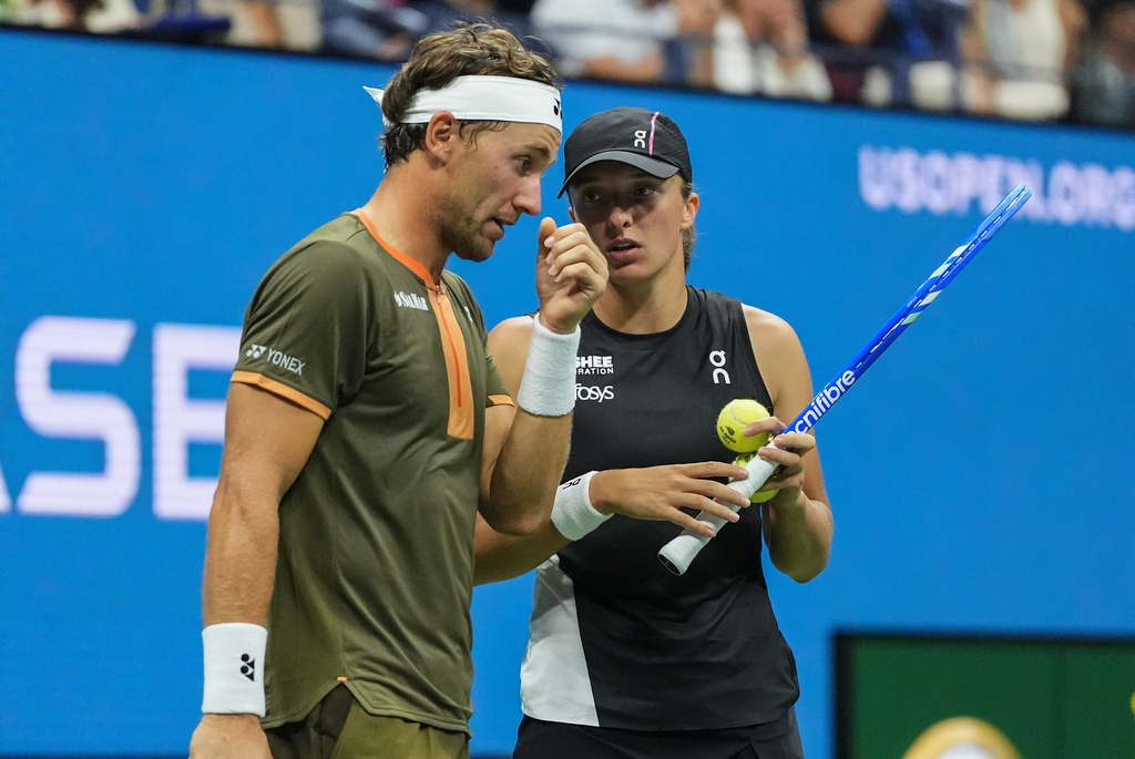 Casper Ruud (izquierda) charla con Iga Swiatek durante su semifinal de dobles mixtos en el Abierto de Estados Unidos, el miércoles 20 de agosto de 2025, en Nueva York. (AP Foto/Yuki Iwamura)