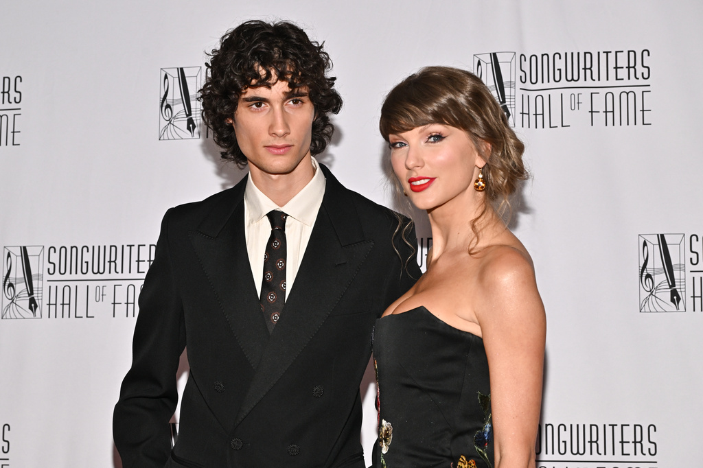 Sombr, left, and Taylor Swift attend the 55th annual Songwriters Hall of Fame Induction and Awards Gala at the Marriott Marquis Hotel on Thursday, June 11, 2026, in New York. (Photo by Evan Agostini/Invision/AP)