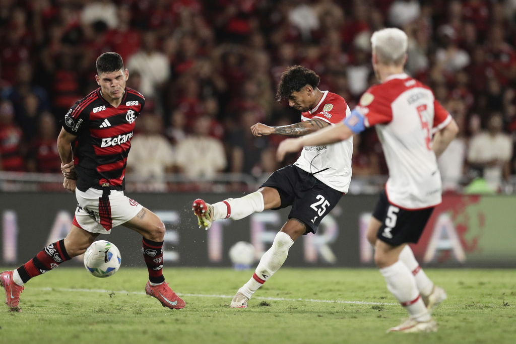Cristian Medina of Argentina's Estudiantes de La Plata kicks the ball during a Copa Libertadores quarterfinal soccer match against Brazil's Flamengo at Maracana stadium, in Rio de Janeiro, Thursday, Sept. 18, 2025. (AP Photo/Bruna Prado)