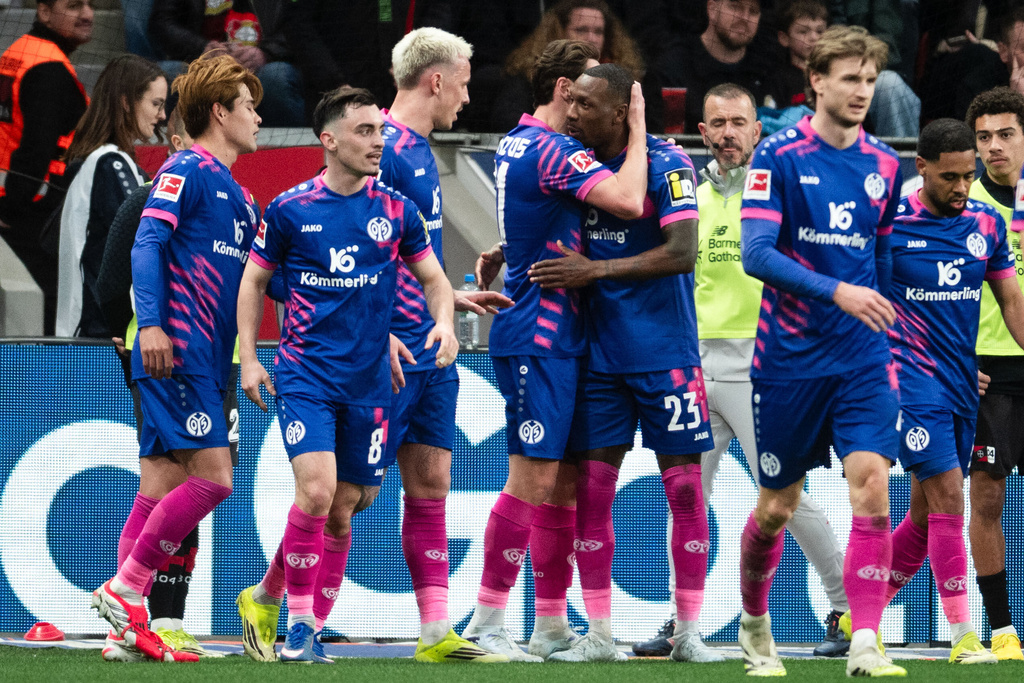 Mainz's Sheraldo Becker, centre right, celebrates with teammates after scoring the opening goal during the German Bundesliga soccer match between Bayer Leverkusen and FSV Mainz 05, in Leverkusen, Germany, Saturday, Feb. 28, 2026. (Marius Becker/dpa via AP)