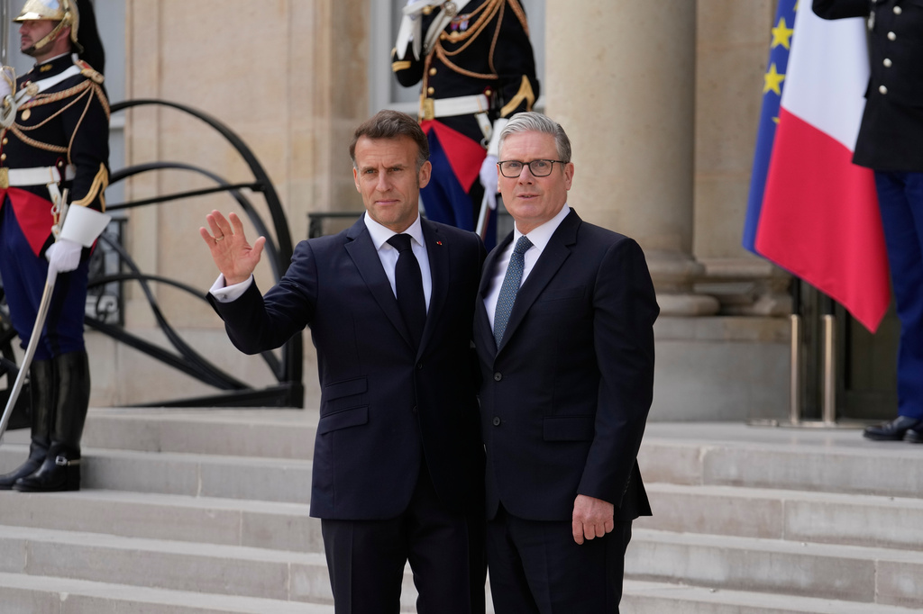 France's President Emmanuel Macron, left, welcomes British Prime Minister Keir Starmer prior to an international summit to push forward efforts to reopen the Strait of Hormuz, at the Elysee Palace, in Paris, France, Friday, April 17, 2026. (AP Photo/Michel Euler)