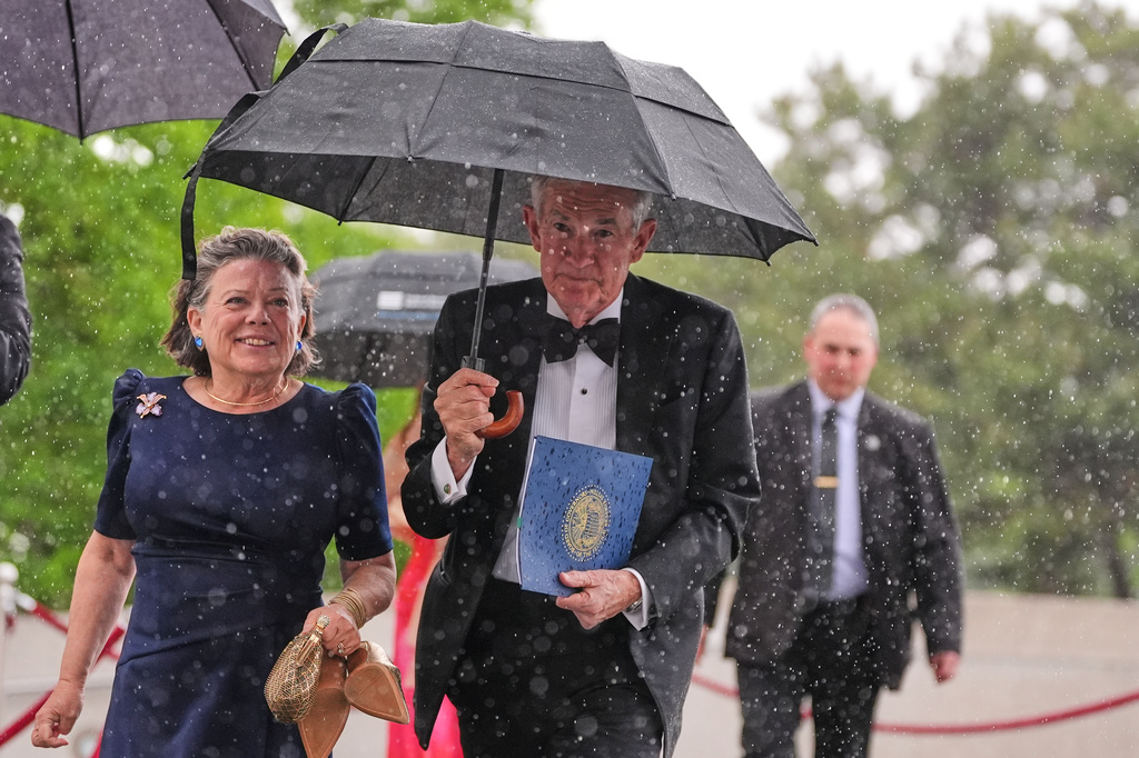 Federal Reserve Board Governor Jerome Powell, the former Federal Reserve chair, center, arrives with his wife Elissa Leonard, left, for the Profile in Courage Award at the John F. Kennedy Presidential Library, Sunday, May 31, 2026, in Boston. (AP Photo/Charles Krupa)