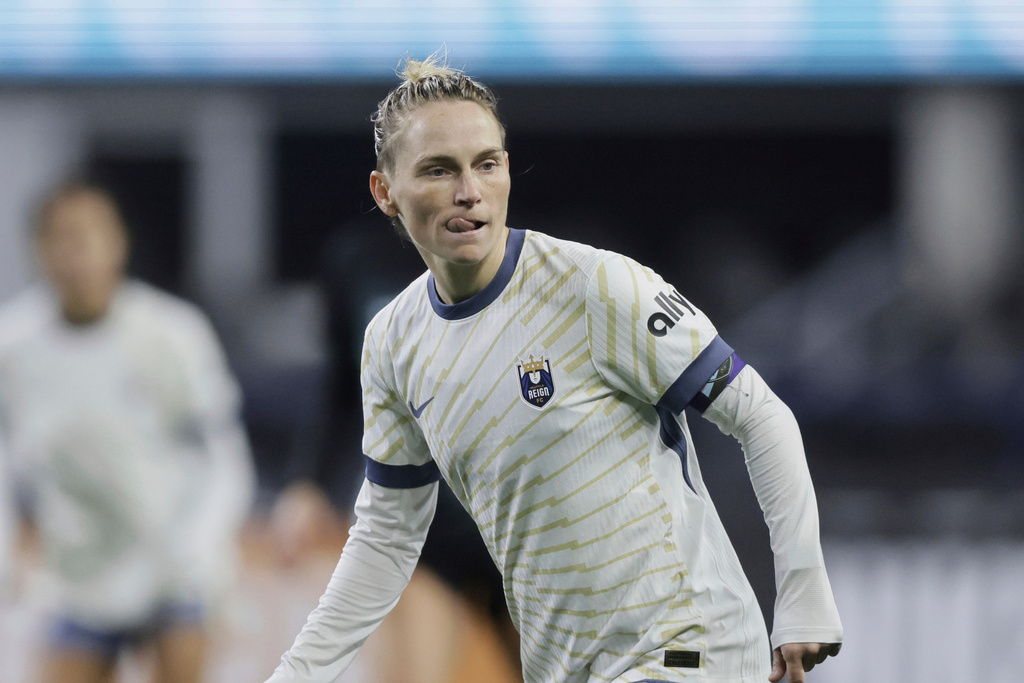 FILE Seattle Reign FC midfielder Jess Fishlock keeps watch on the action against Gotham FC during an NWSL soccer match in Seattle, March 15, 2025. (AP Photo/John Froschauer, File)