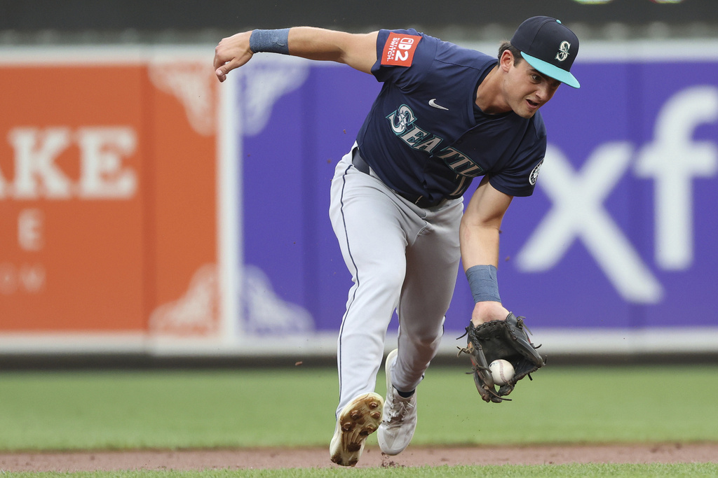 Seattle Mariners second baseman Cole Young fields the ball for an out during the first inning of a baseball game against the Baltimore Orioles, Tuesday, Aug. 12, 2025, in Baltimore. (AP Photo/Daniel Kucin Jr.)