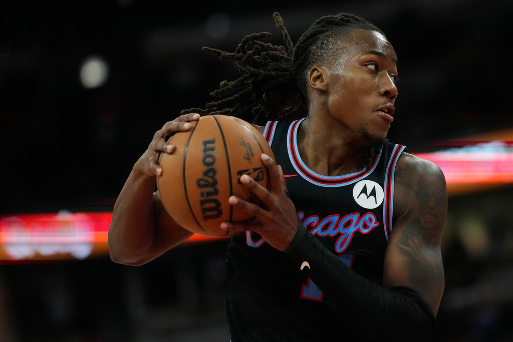 Chicago Bulls guard Ayo Dosunmu handles the ball during the second half of an NBA basketball game against the Miami Heat, Thursday, Jan. 29, 2026, in Chicago. (AP Photo/Erin Hooley)