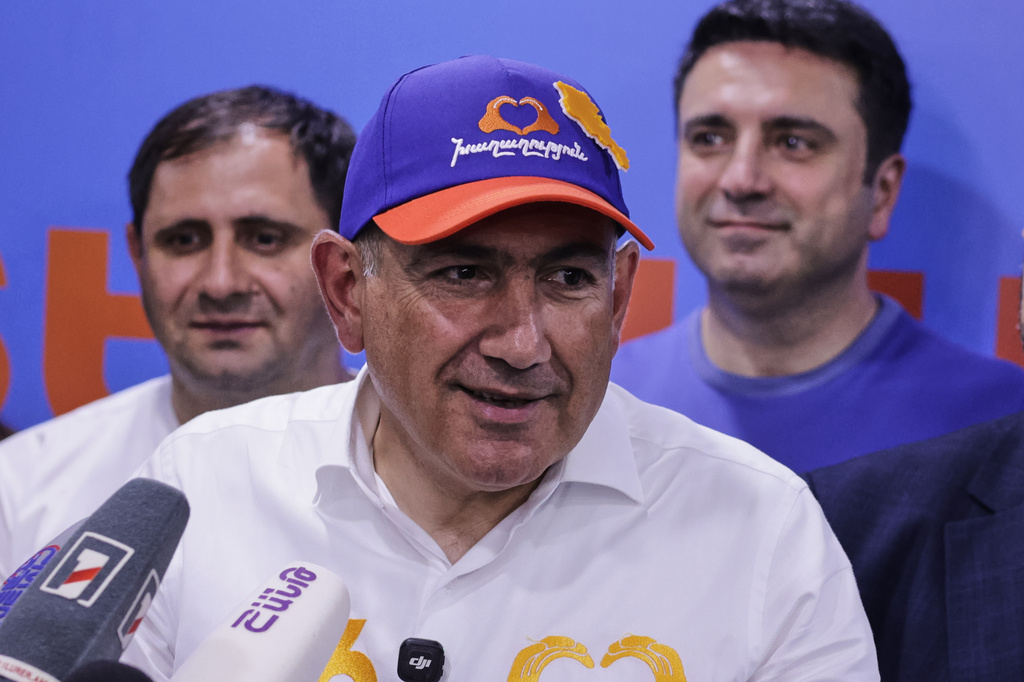 El primer ministro de Armenia, Nikol Pashinyan, habla en la sede de su partido Contrato Civil tras las elecciones parlamentarias en Ereván, Armenia, el lunes 8 de junio de 2026. (AP Foto/Anthony Pizzoferrato)