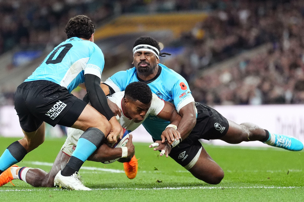 England's Immanuel Feyi-Waboso, center, breaks through to score a try during the Quilter Nations Series rugby match between England and Fiji in London, England, Saturday, Nov. 8, 2025. (Adam Davy/PA via AP)