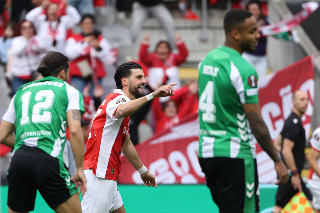 Braga's Florian Grillitsch, center, celebrates after scoring the opening goal during the Europa League quarterfinals, first leg, soccer match between SC Braga and Real Betis in Braga, Portugal, Wednesday, April 8, 2026. (AP Photo/Luis Vieira)
