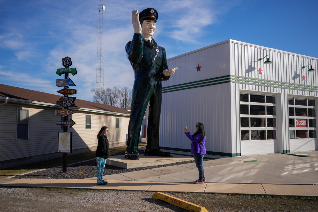 Donna Webb and her daughter Victorija explore the American Giants Museum along historic Route 66, in Atlanta, Ill., Wednesday, Jan. 7, 2026. (AP Photo/Erin Hooley)
