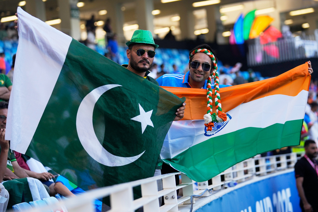 India's and Pakistan's fans carry their national flags as they wait for the Asia Cup cricket final between India and Pakistan to begin at Dubai International Cricket Stadium, United Arab Emirates, Sunday, Sept. 28, 2025. (AP Photo/Altaf Qadri)