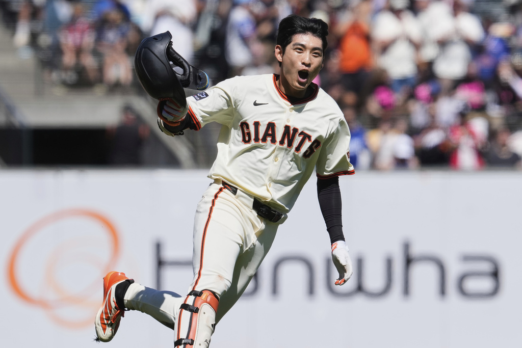 San Francisco Giants' Jung Hoo Lee celebrates after hitting a game-winning RBI single during the ninth inning of a baseball game against the Chicago Cubs, Thursday, Aug. 28, 2025, in San Francisco. (AP Photo/Godofredo A. Vásquez)